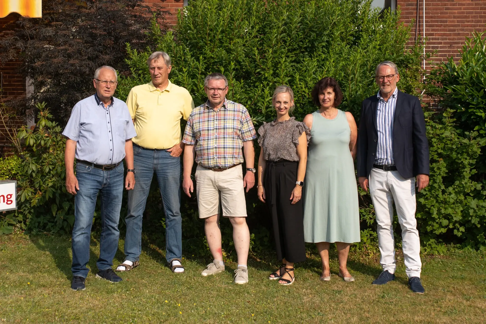 Gruppenfoto des Vorstands im Garten der Stiftung