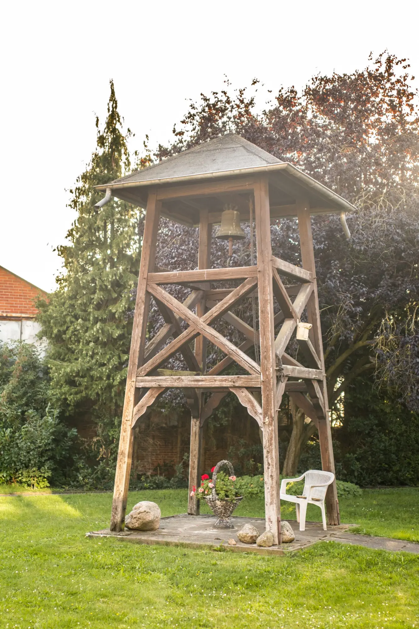 Hölzerner Glockenstuhl mit der St. Annen-Glocke im Garten