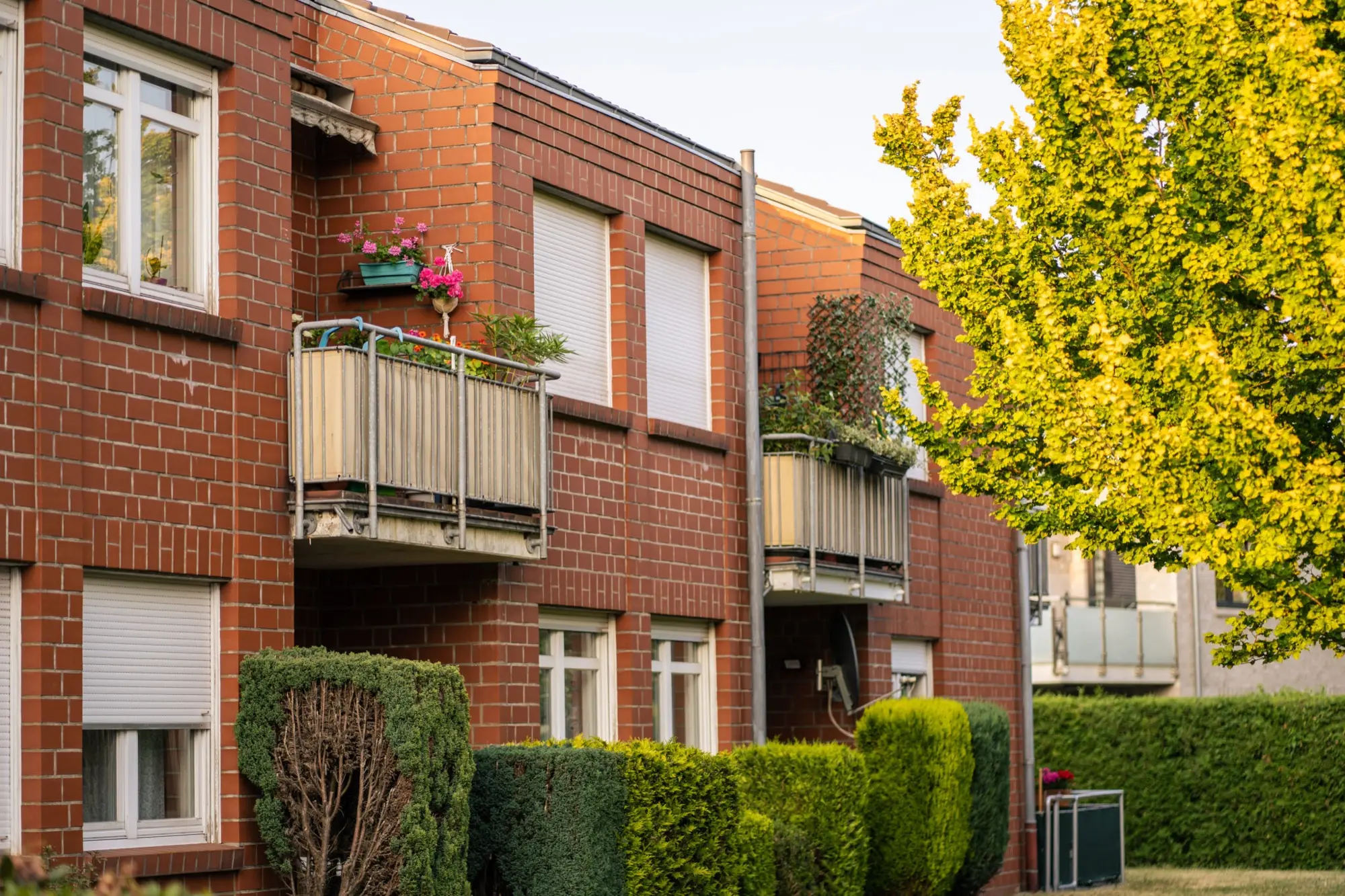 Klinkerhäuser mit begrünten Balkonen in der St. Annenstraße